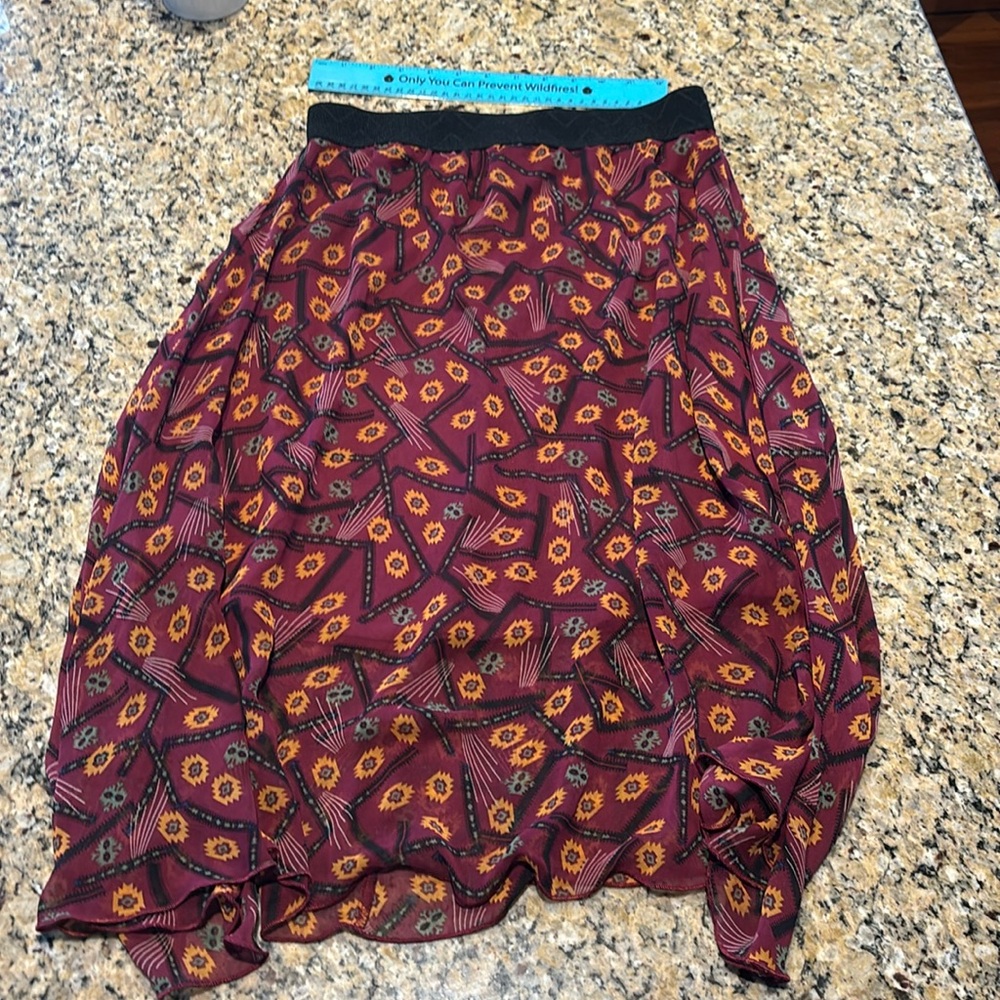 Elastic band. MIDI skirt. Lined.